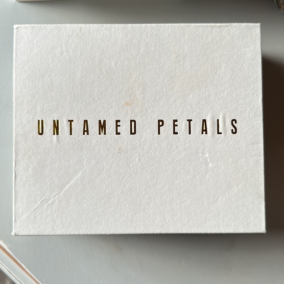 Untamed Petals - Gold Violetta Tiara With Pearl Details - Picture 5 of 7